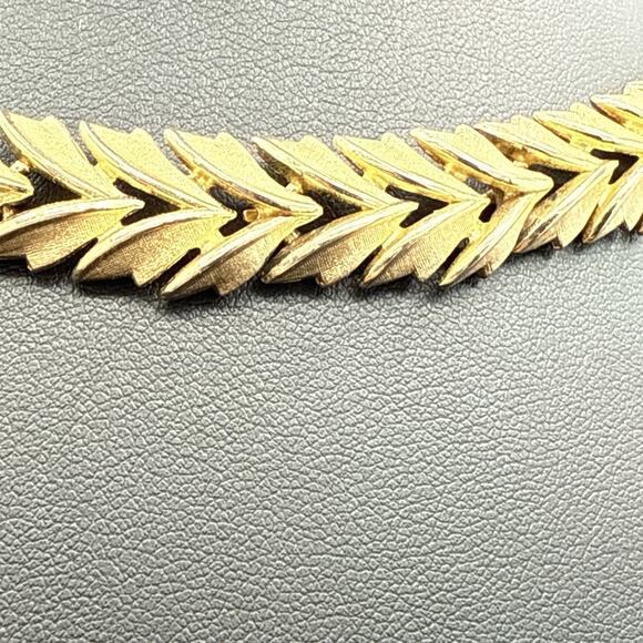 Vintage Trifari Necklace 17” Laurel Leaf Wreath Gold Tone Link Choker MCM - Picture 3 of 9